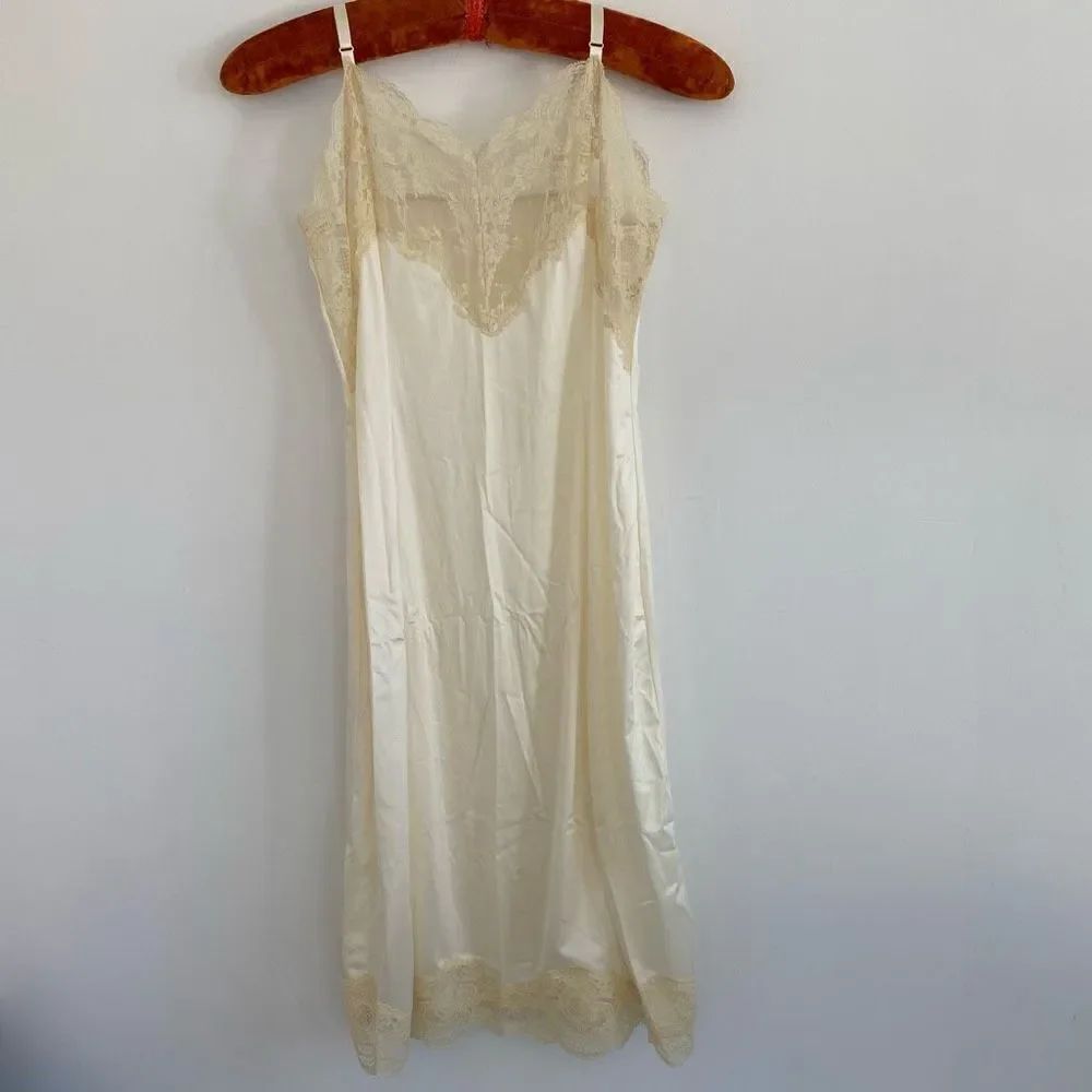 Vintage 60’s Wonder Maid Cream Nylon Slip